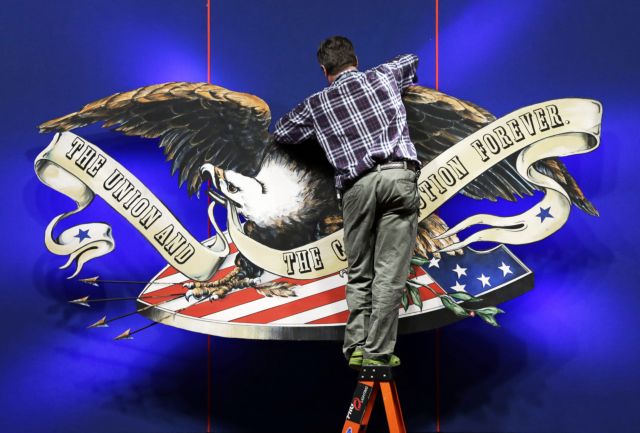 Θέσεις για την τελική μάχη του ντιμπέιτ παίρνουν Ομπάμα και Ρόμνεϊ